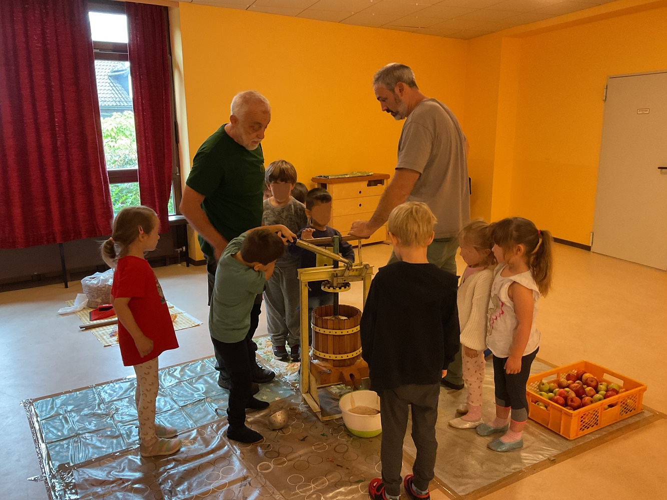 Gemeinsam stellen die Kinder frischen Apfelsaft her