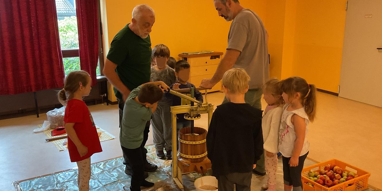 Gemeinsam stellen die Kinder frischen Apfelsaft her (c) Katholische KiTa gGmbH Saarland Gemeinsam stellen die Kinder frischen Apfelsaft her