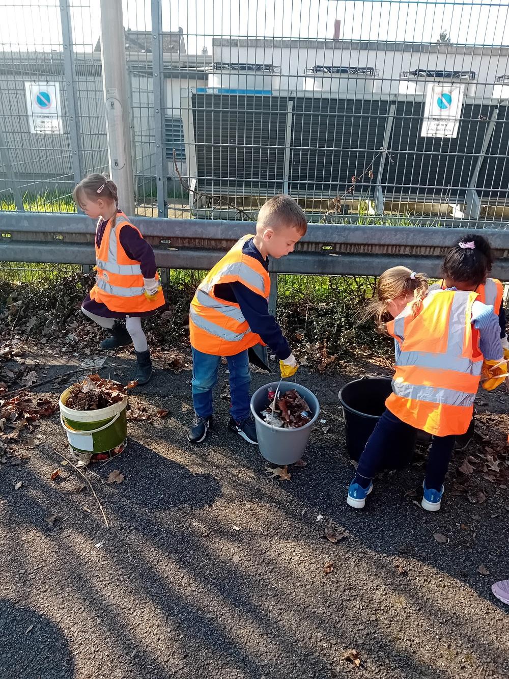 Gemeinsam sammelten die Kinder in der Umgebung Müll