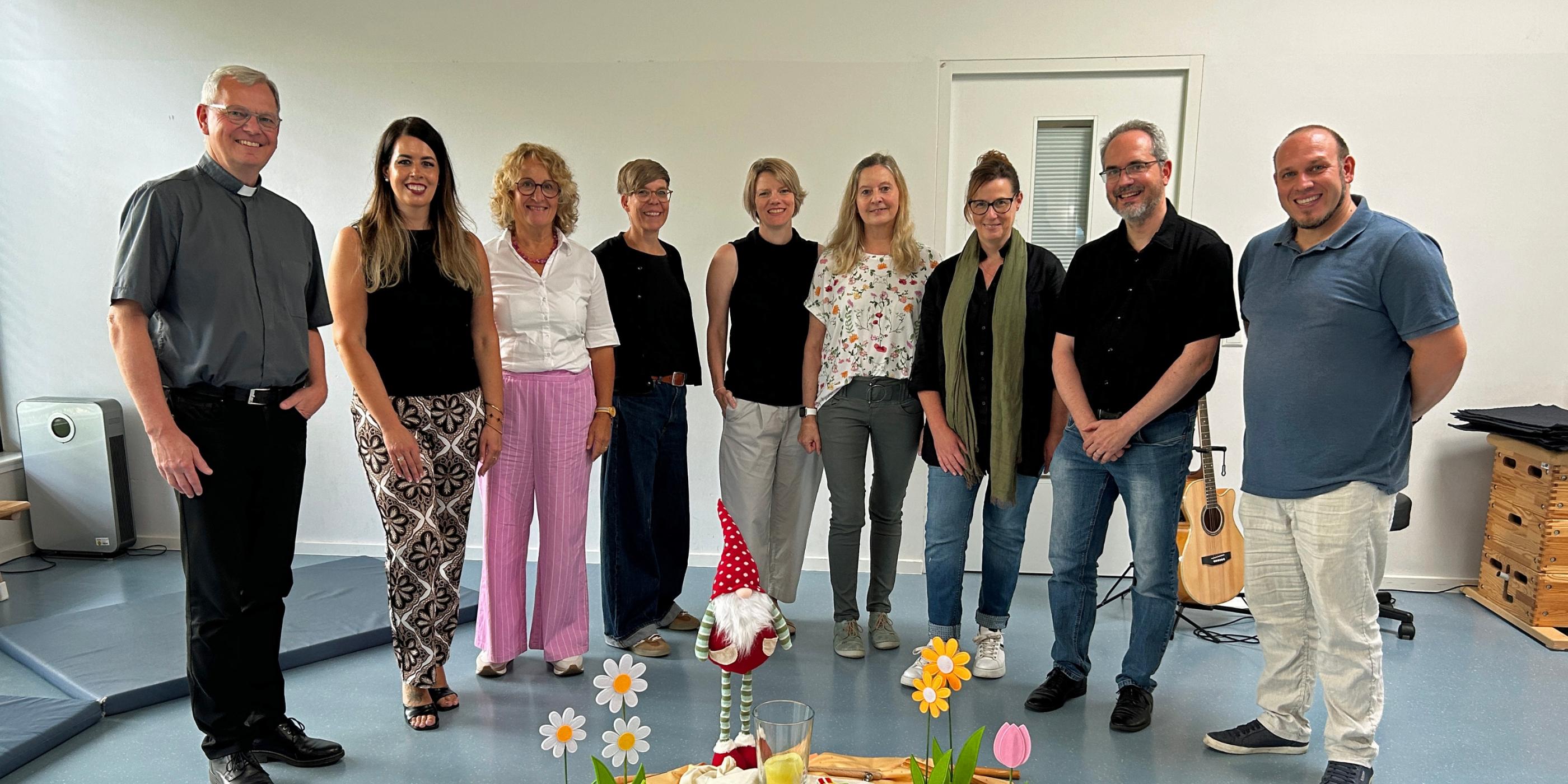 Bischofsvikar Ulrich von Plettenberg, Gesamtleitung Andrea Hero, KiTa gGmbH-Geschäftsführerin Judith Kost, Leiterin des Steuerungsbüros Kerstin Knopp, Fachberatung Kita des Caritasverbands Nicole Leinenbach, Kita-Leiterin Petra Faßbender, Gemeindereferentin Melanie Engler, Fachteam Pastorale Beratung Bernd Klesen und Simon Hoffmann (Leitungsteam PastR Dillingen). (von links)