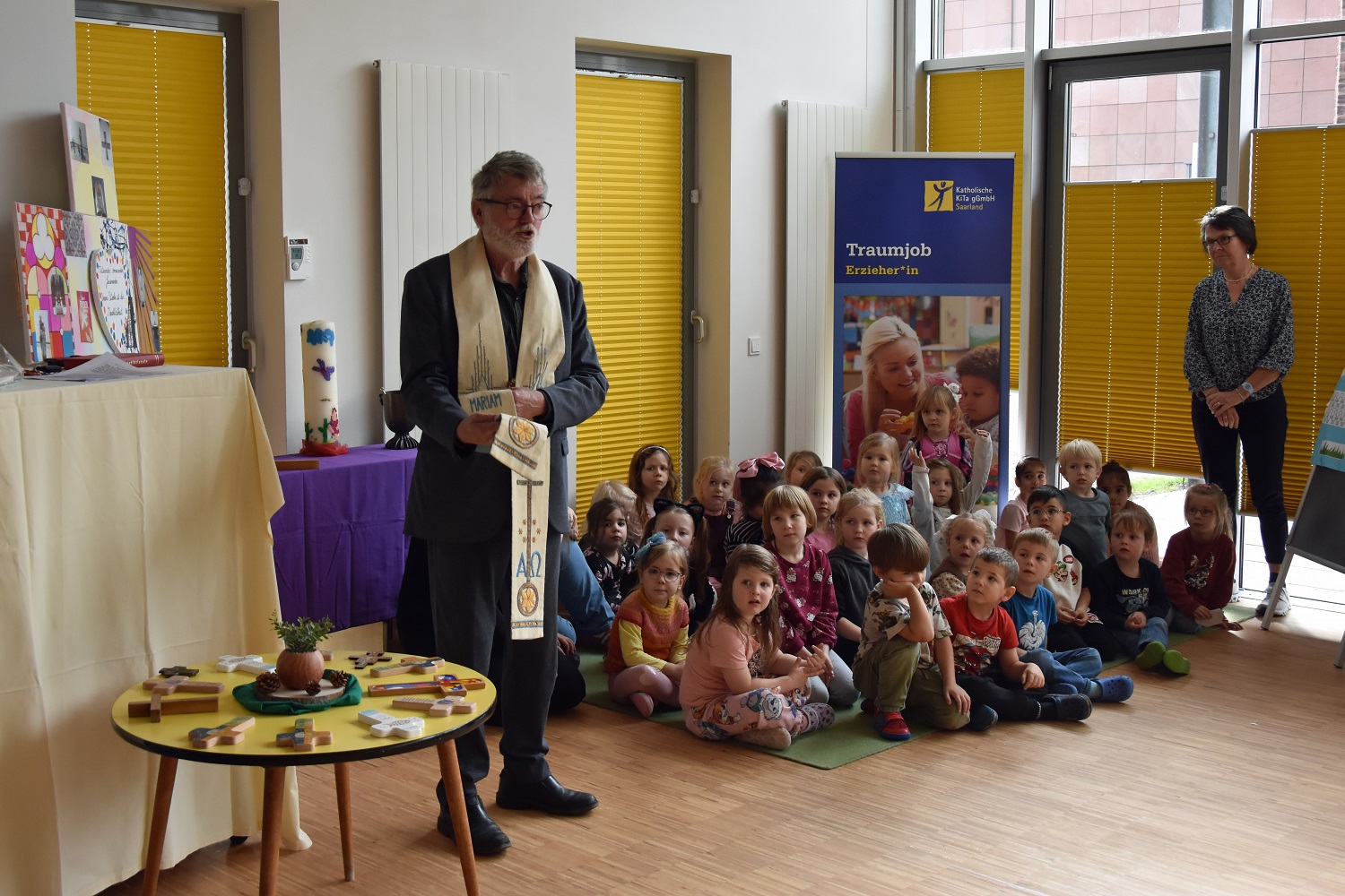 Pastor Franz-Josef Werle segnete das Haus und die Kreuze für die Gruppenräume (c) Bistum Trier Pastor Franz-Josef Werle segnete das Haus und die Kreuze für die Gruppenräume