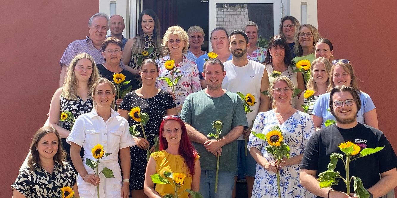 Zwölf Teilnehmende beglückwünschen wir zur erfolgreichen Teilnahme an der Qualifizierungsreihe (c) Katholische KiTa gGmbH Saarland Zwölf Teilnehmende beglückwünschen wir zur erfolgreichen Teilnahme an der Qualifizierungsreihe