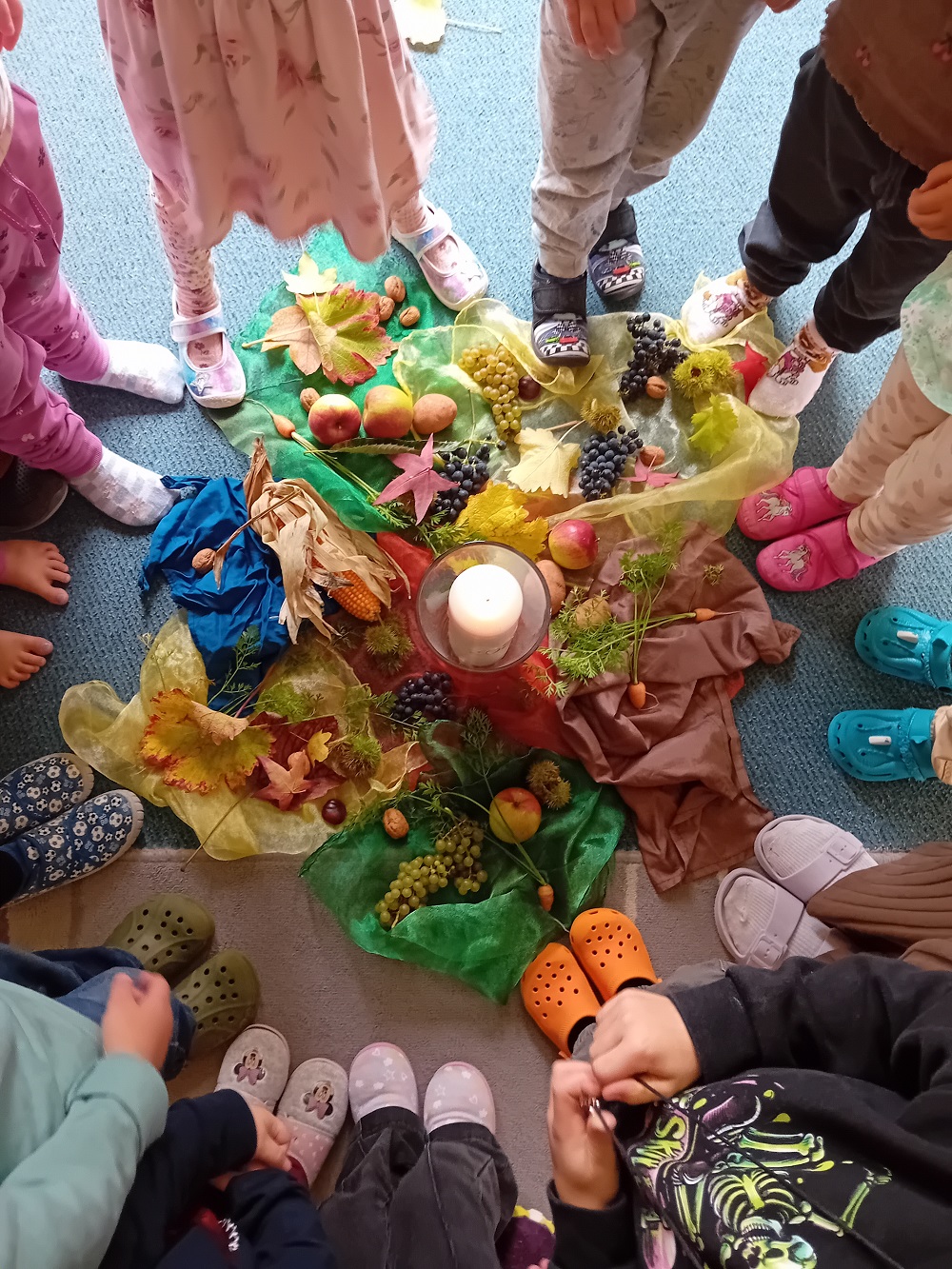 Viele Lebensmittel schmückten den Tisch (c) Katholische KiTa gGmbH Saarland Viele Lebensmittel schmückten den Tisch