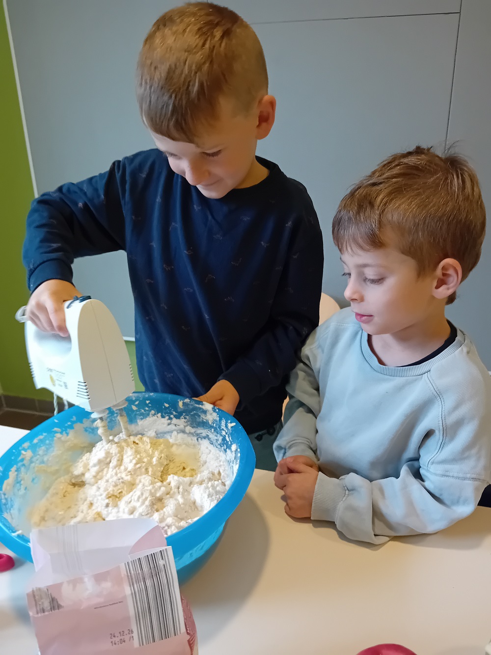 Über leckere Apfelwaffeln freuten sich alle (c) Katholische KiTa gGmbH Saarland Über leckere Apfelwaffeln freuten sich alle