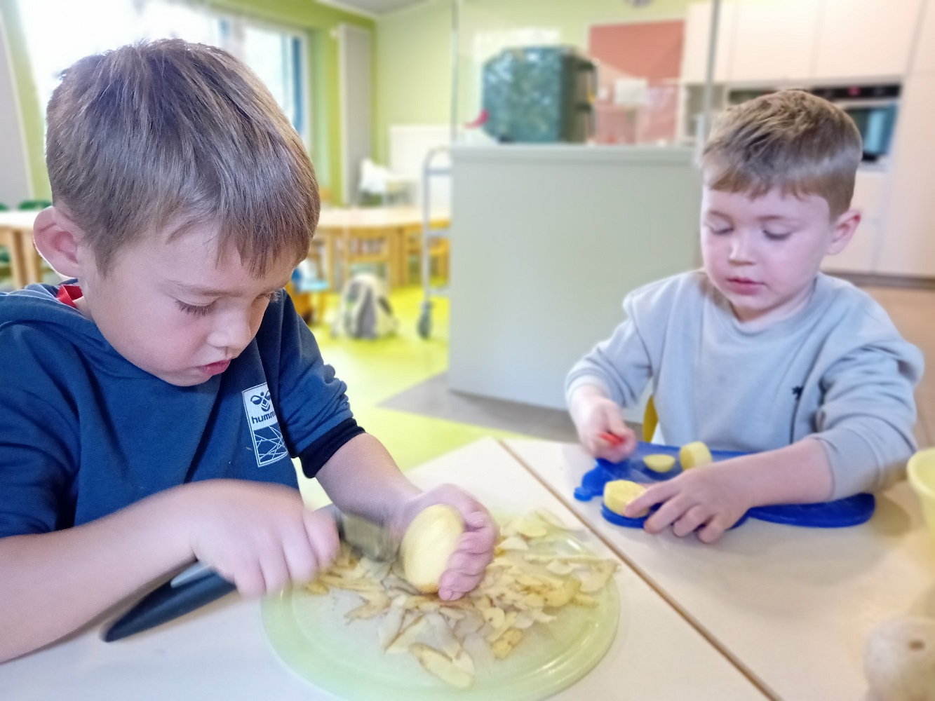 Die Kinder bereiteten aus den mitgebrachten Lebensmittel für alle ein gemeinsames Essen vor