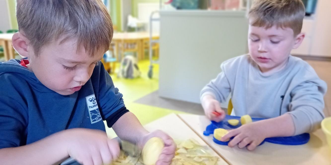 Die Kinder bereiteten aus den mitgebrachten Lebensmittel für alle ein gemeinsames Essen vor (c) Katholische KiTa gGmbH Saarland Die Kinder bereiteten aus den mitgebrachten Lebensmittel für alle ein gemeinsames Essen vor