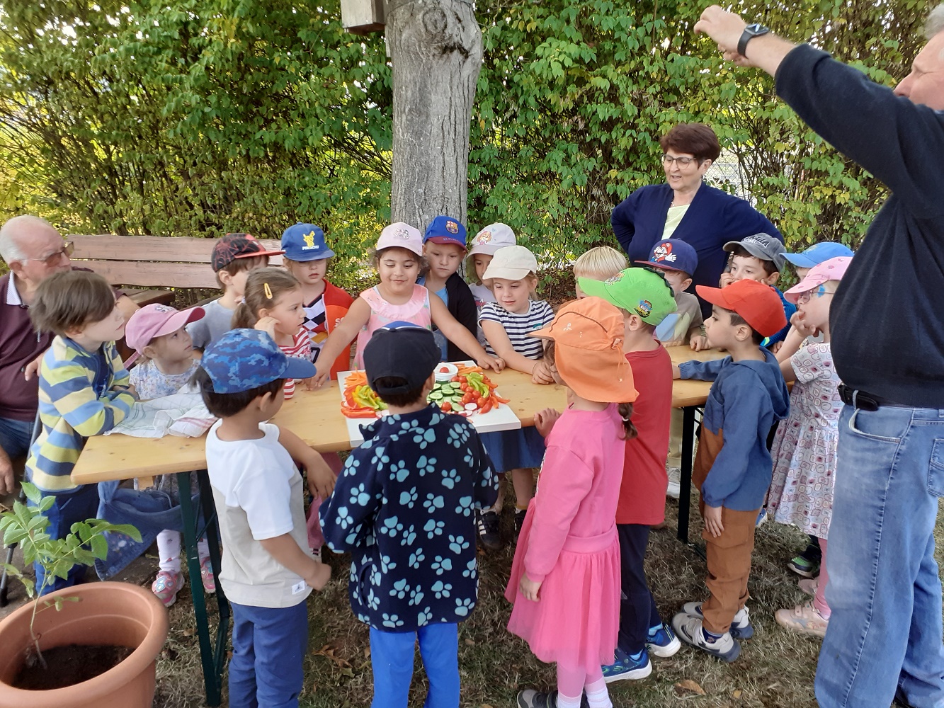 Beim Besuch des Obst- und Gartenbauvereins Eppelborn lernten die Kinder viel über heimisches Obst und Gemüse