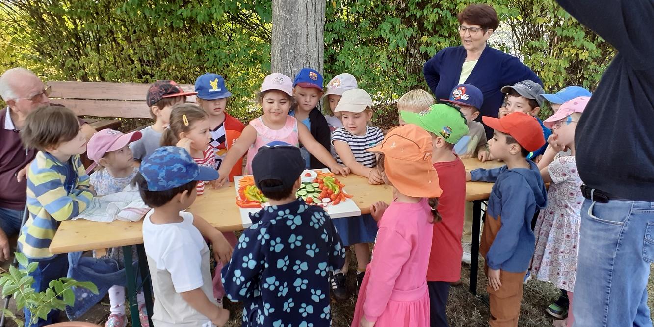Beim Besuch des Obst- und Gartenbauvereins Eppelborn lernten die Kinder viel über heimisches Obst und Gemüse (c) Katholische KiTa gGmbH Saarland Beim Besuch des Obst- und Gartenbauvereins Eppelborn lernten die Kinder viel über heimisches Obst und Gemüse