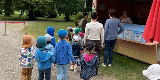 Die Kinder besuchten einen regionalen Erdbeerstand (c) Katholische KiTa gGmbH Saarland Die Kinder besuchten einen regionalen Erdbeerstand