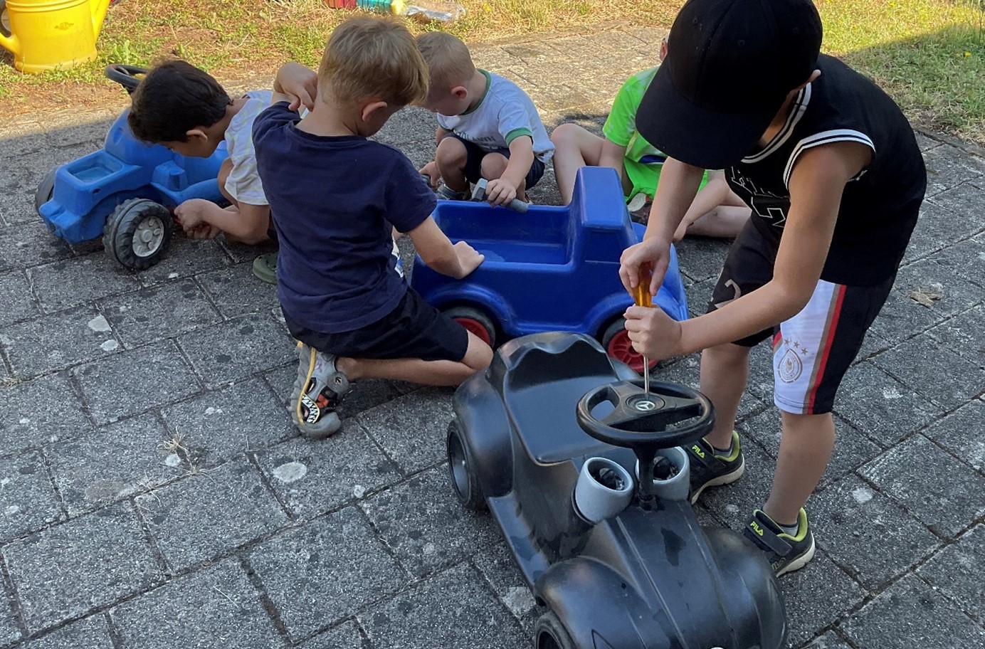Fleißig wurden die Bobbycars der Kita repariert