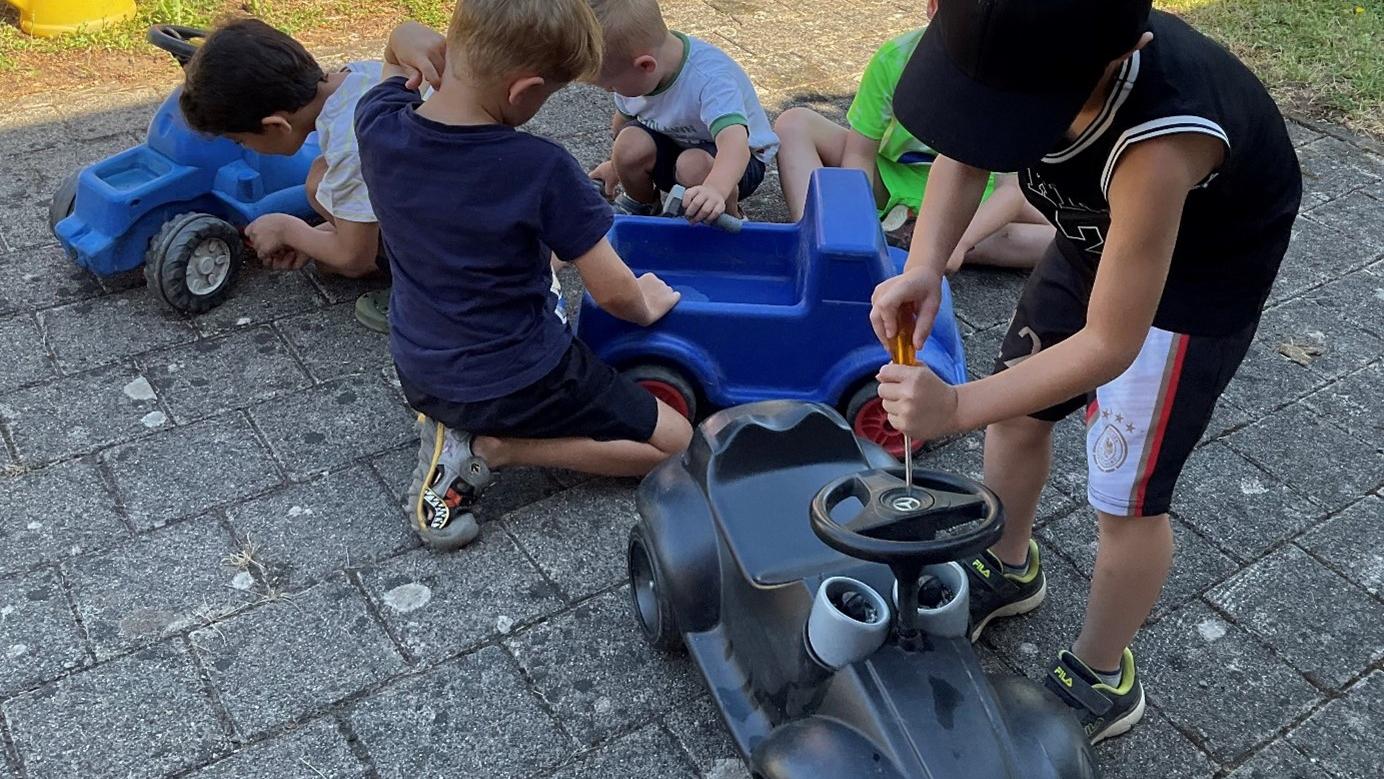 Fleißig wurden die Bobbycars der Kita repariert