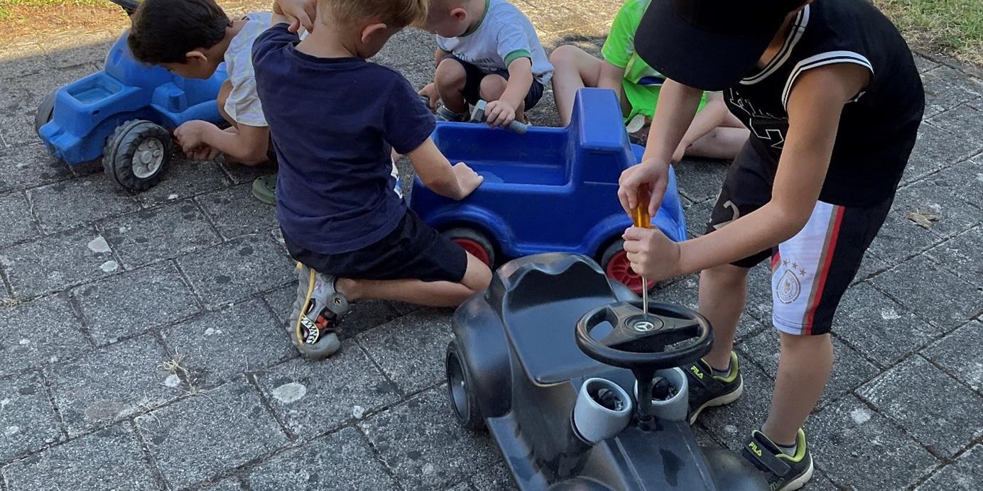 Fleißig wurden die Bobbycars der Kita repariert (c) Katholische KiTa gGmbH Saarland Fleißig wurden die Bobbycars der Kita repariert