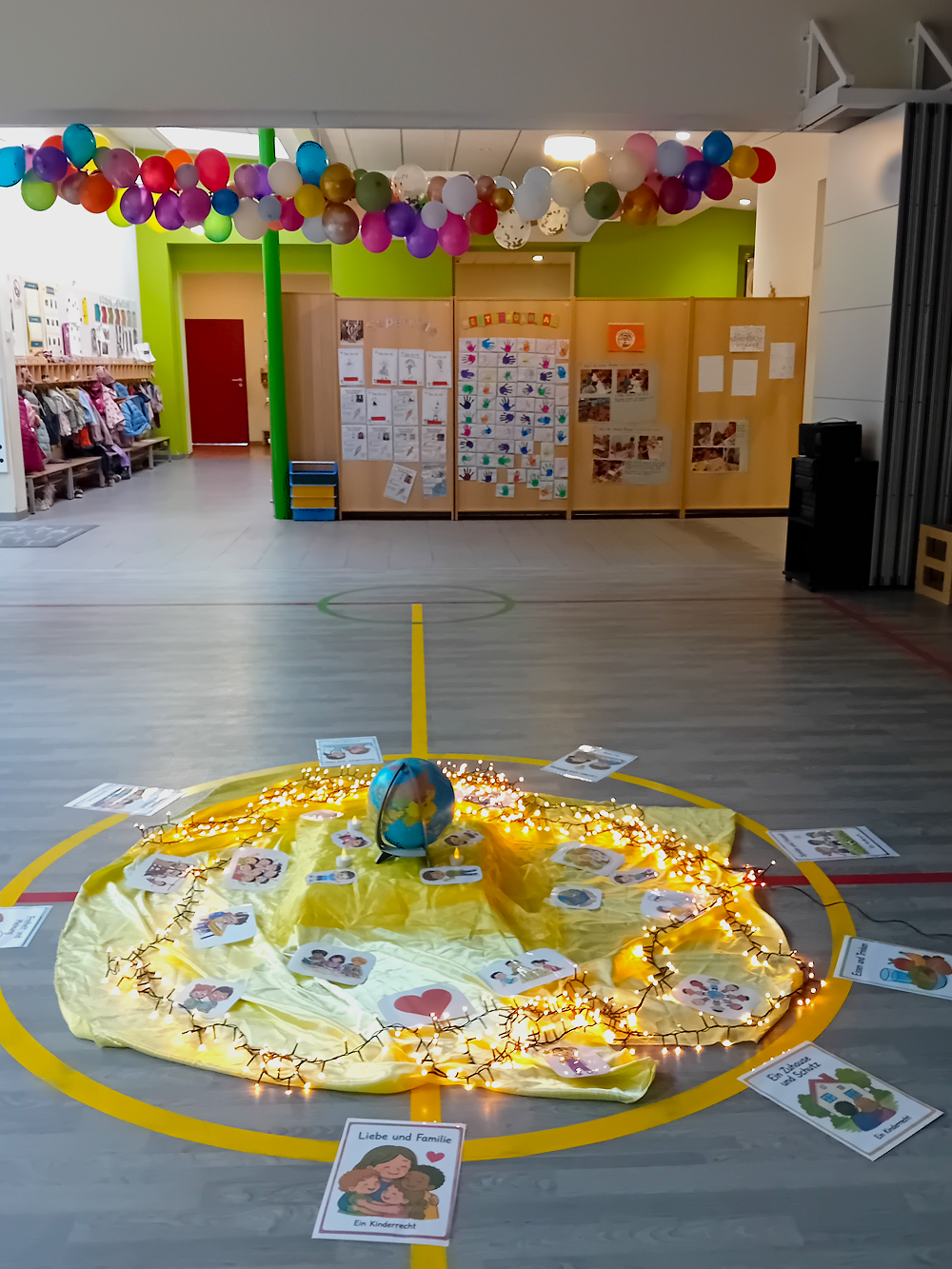 Jedes Licht steht symbolisch für ein Kind auf dieser Welt und erinnert daran, wie wichtig und wertvoll jeder einzelne ist.