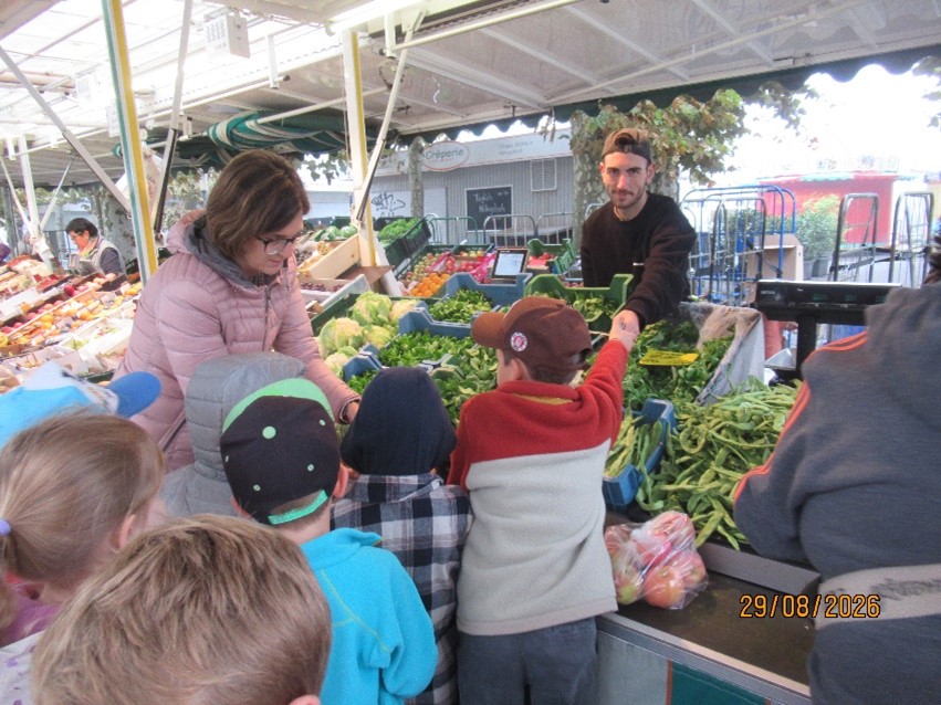 Die Kinder beim Besuch des Wochenmarkts