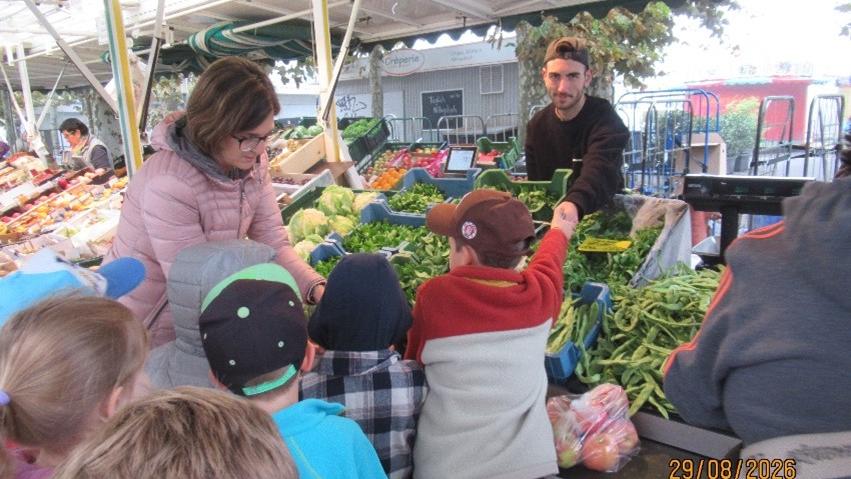 Die Kinder beim Besuch des Wochenmarkts