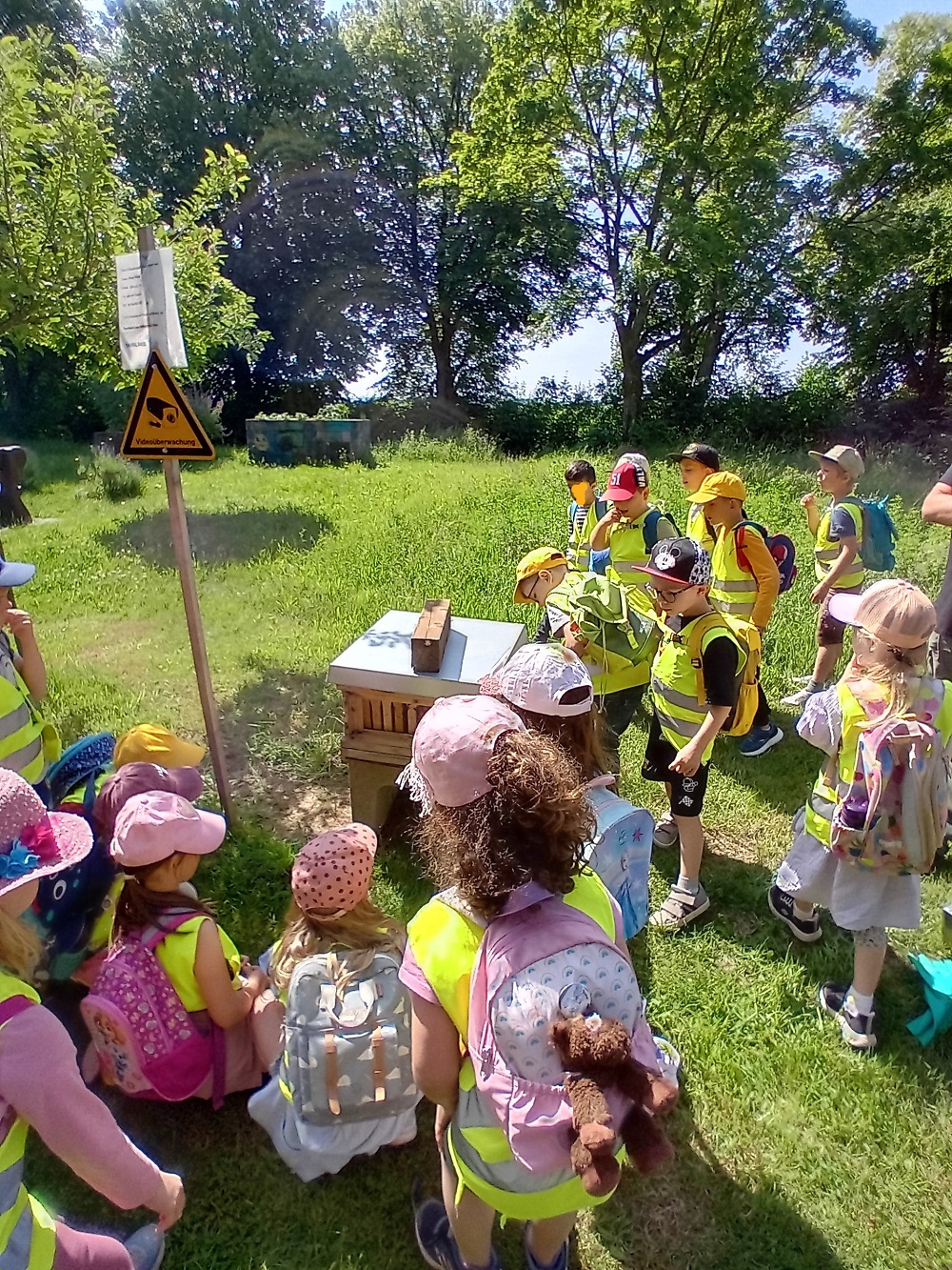 Gespannt lauschen die Kinder den Erklärungen des Imkers