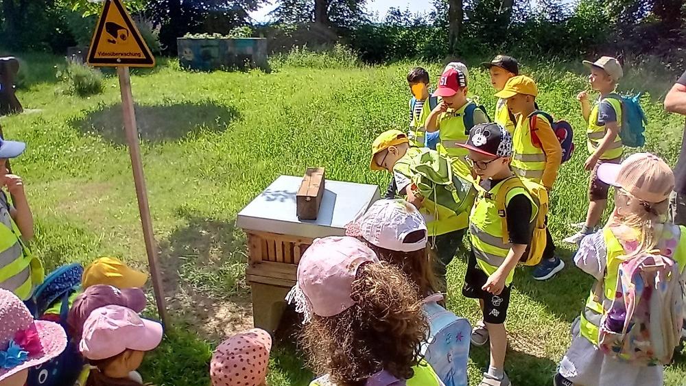 Gespannt lauschen die Kinder den Erklärungen des Imkers