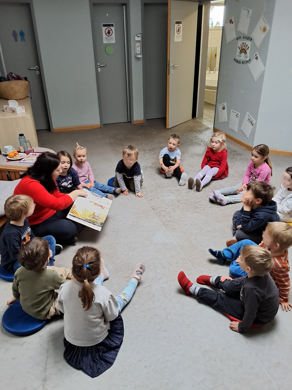 Die Kinder lauschten gespannt der Geschichte