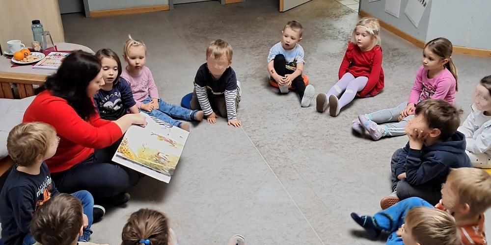 Die Kinder lauschten gespannt der Geschichte