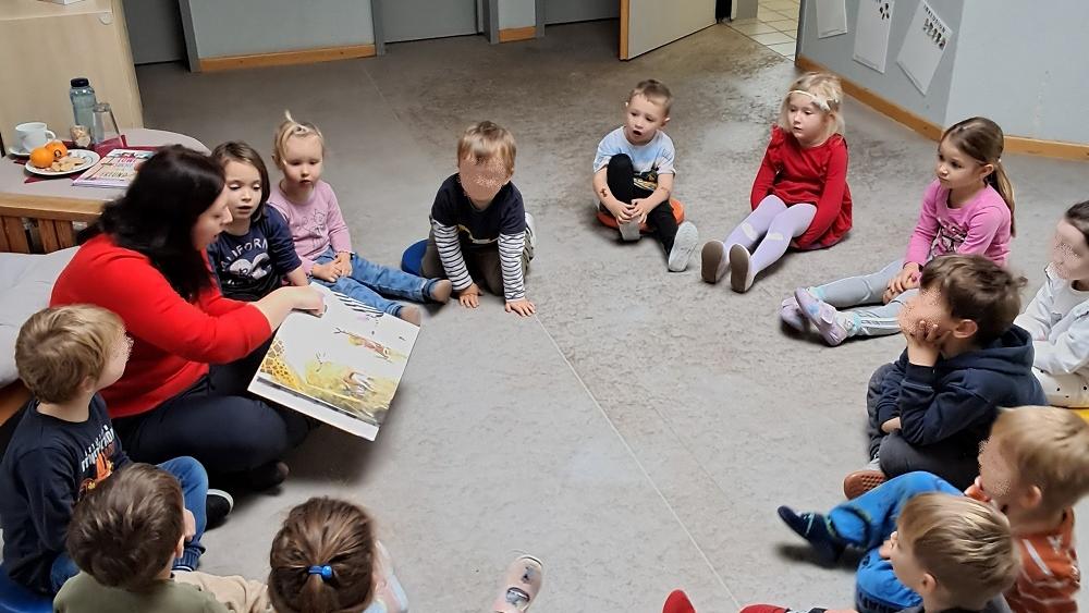 Die Kinder lauschten gespannt der Geschichte