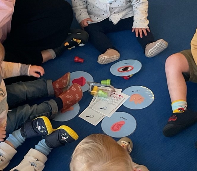 Die Krippenkinder erforschten alle Sinne