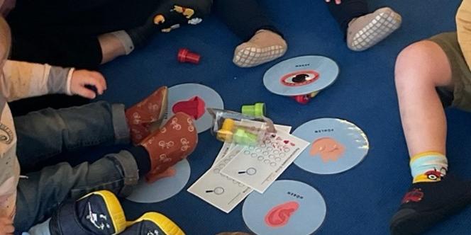 Die Krippenkinder erforschten alle Sinne