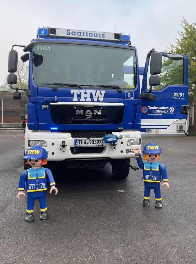 Die Kinder durften die Einsatzfahrzeuge aus nächster Nähe bestaunen