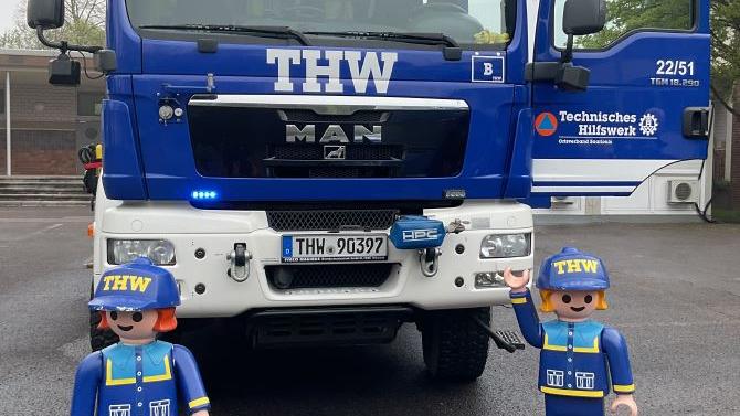 Die Kinder durften die Einsatzfahrzeuge aus nächster Nähe bestaunen