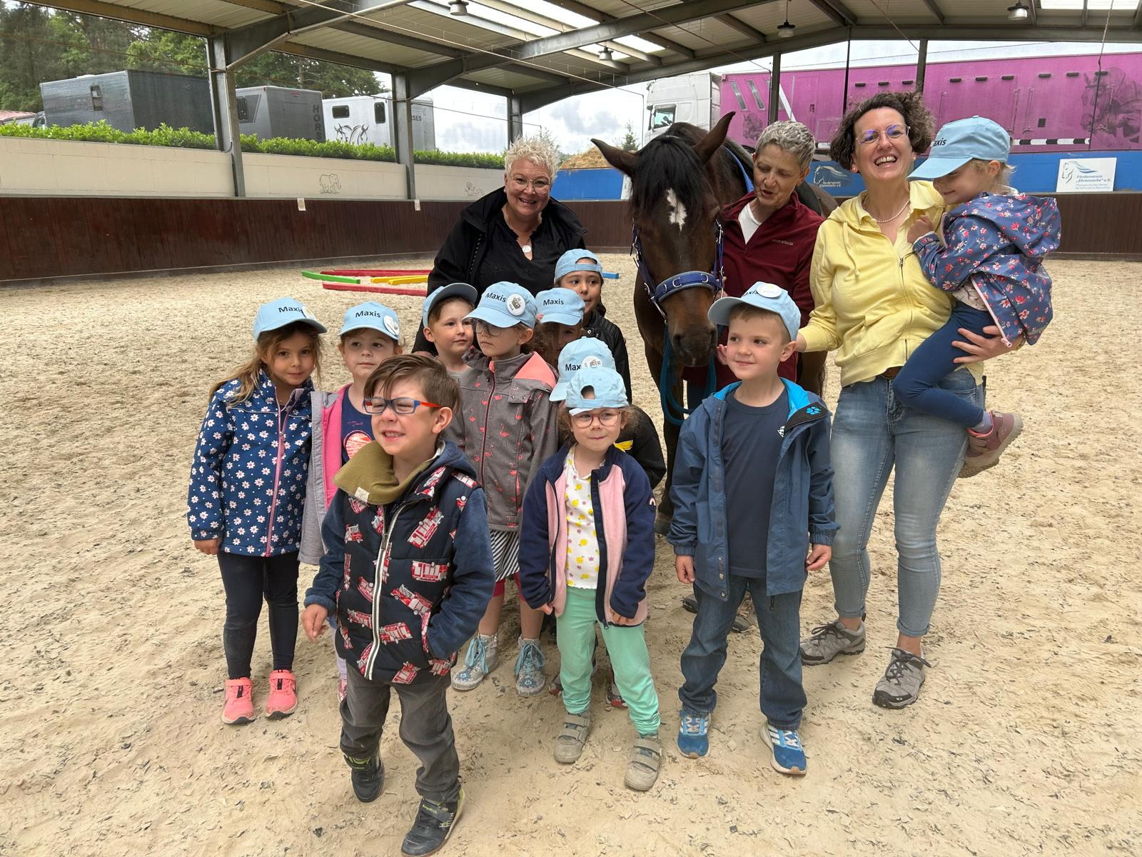 Die Kinder bei ihrem Besuch im Reitstall