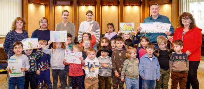 Stolz zeigen die Kinder ihre selbstgemalten Bilder
