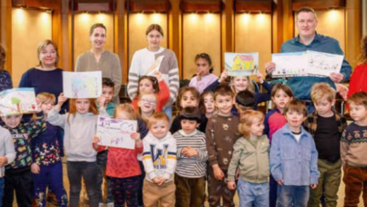 Stolz zeigen die Kinder ihre selbstgemalten Bilder