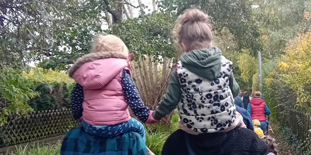 Gemeinsam machten sich alle auf den Weg zur Herbstwanderung (c) Katholische KiTa gGmbH Saarland Gemeinsam machten sich alle auf den Weg zur Herbstwanderung