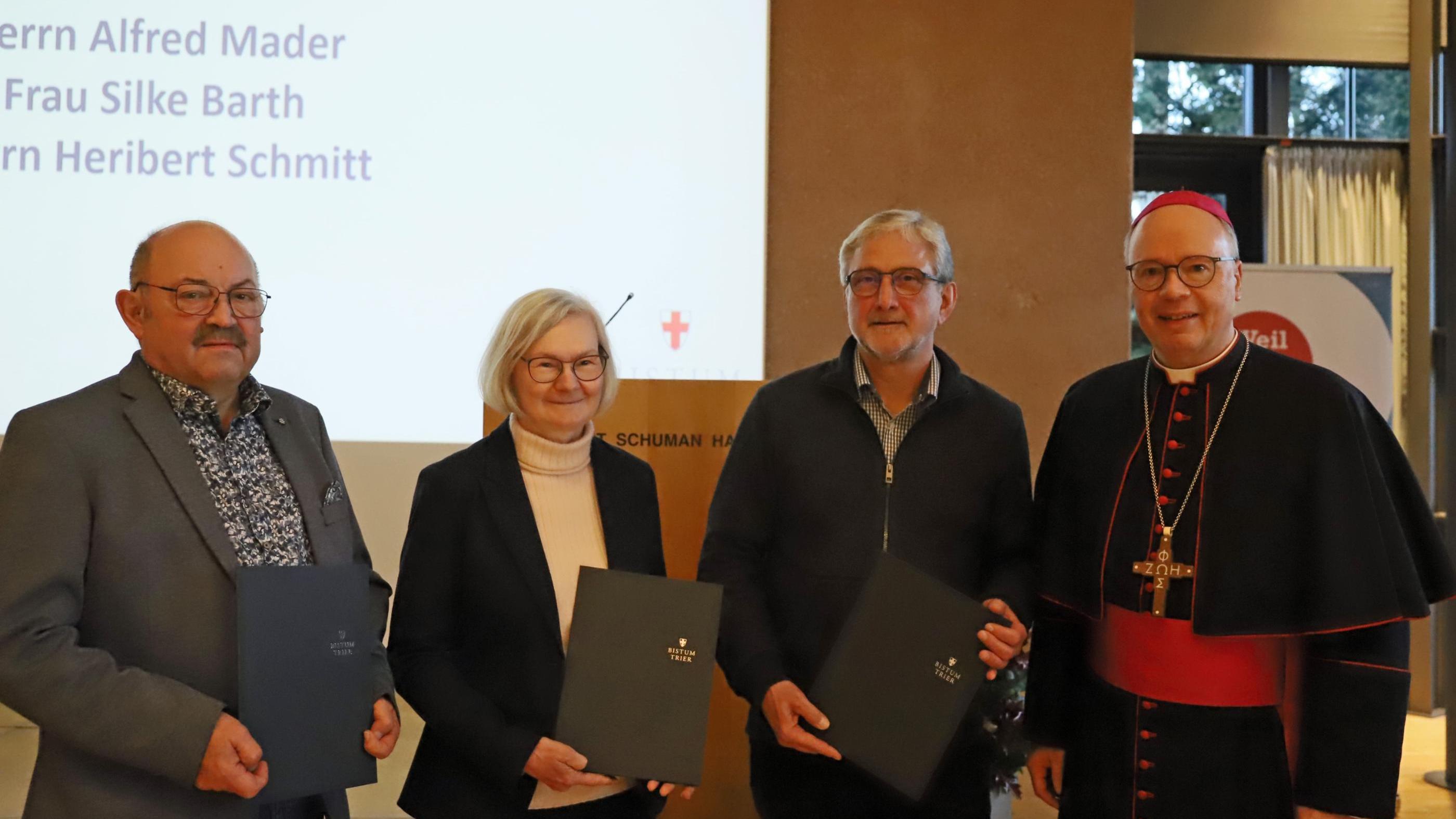 Silke Barth, Alfred Mader und Heribert Schmitt erhielten Dankesurkunden für ihre langjährige umfassende Mitarbeit in den Aufsichtsräten. Hier zusammen mit Bischof Ackermann