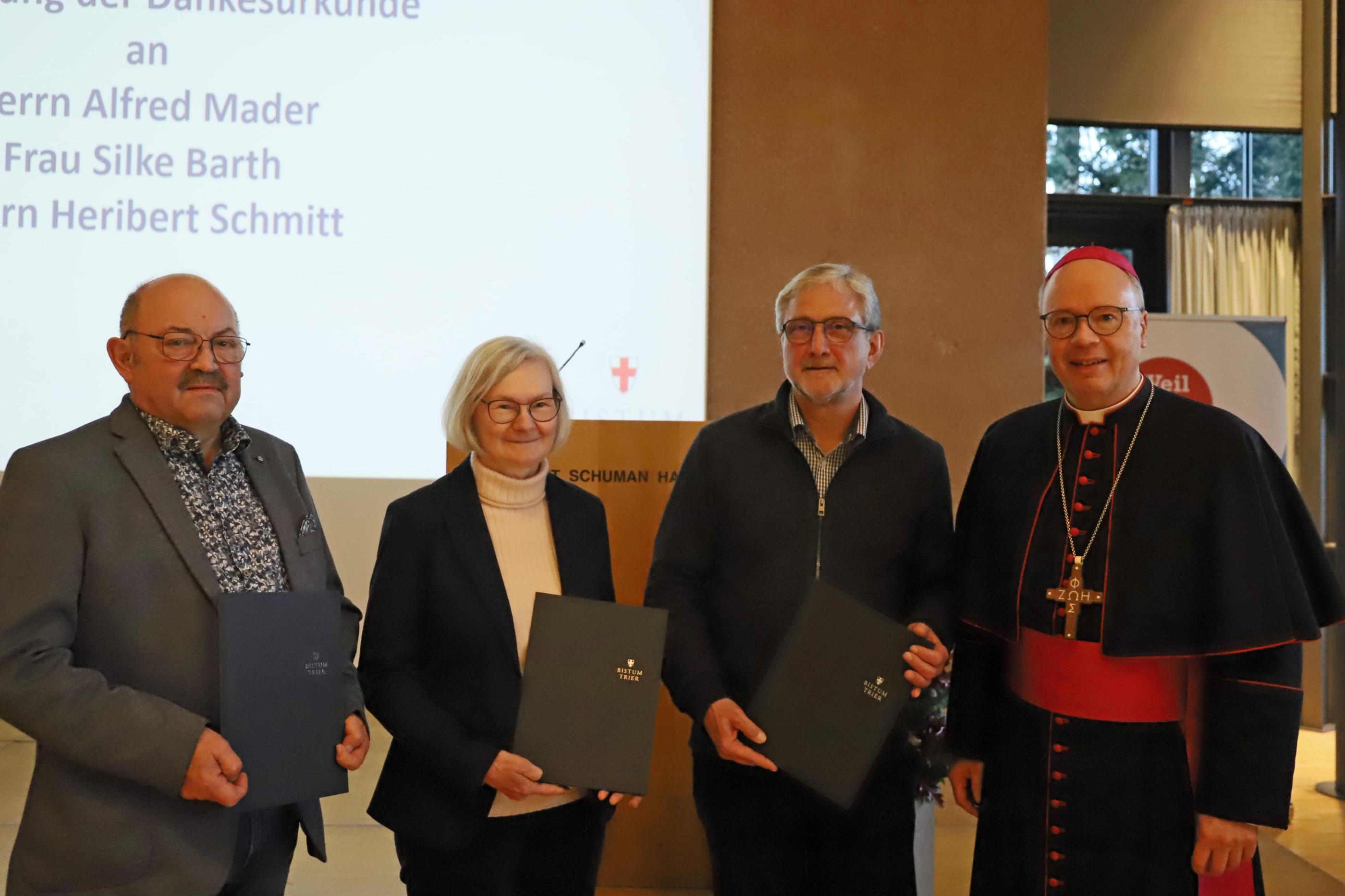 Silke Barth, Alfred Mader und Heribert Schmitt erhielten Dankesurkunden für ihre langjährige umfassende Mitarbeit in den Aufsichtsräten. Hier zusammen mit Bischof Ackermann (c) Simone Bastreri Silke Barth, Alfred Mader und Heribert Schmitt erhielten Dankesurkunden für ihre langjährige umfassende Mitarbeit in den Aufsichtsräten. Hier zusammen mit Bischof Ackermann