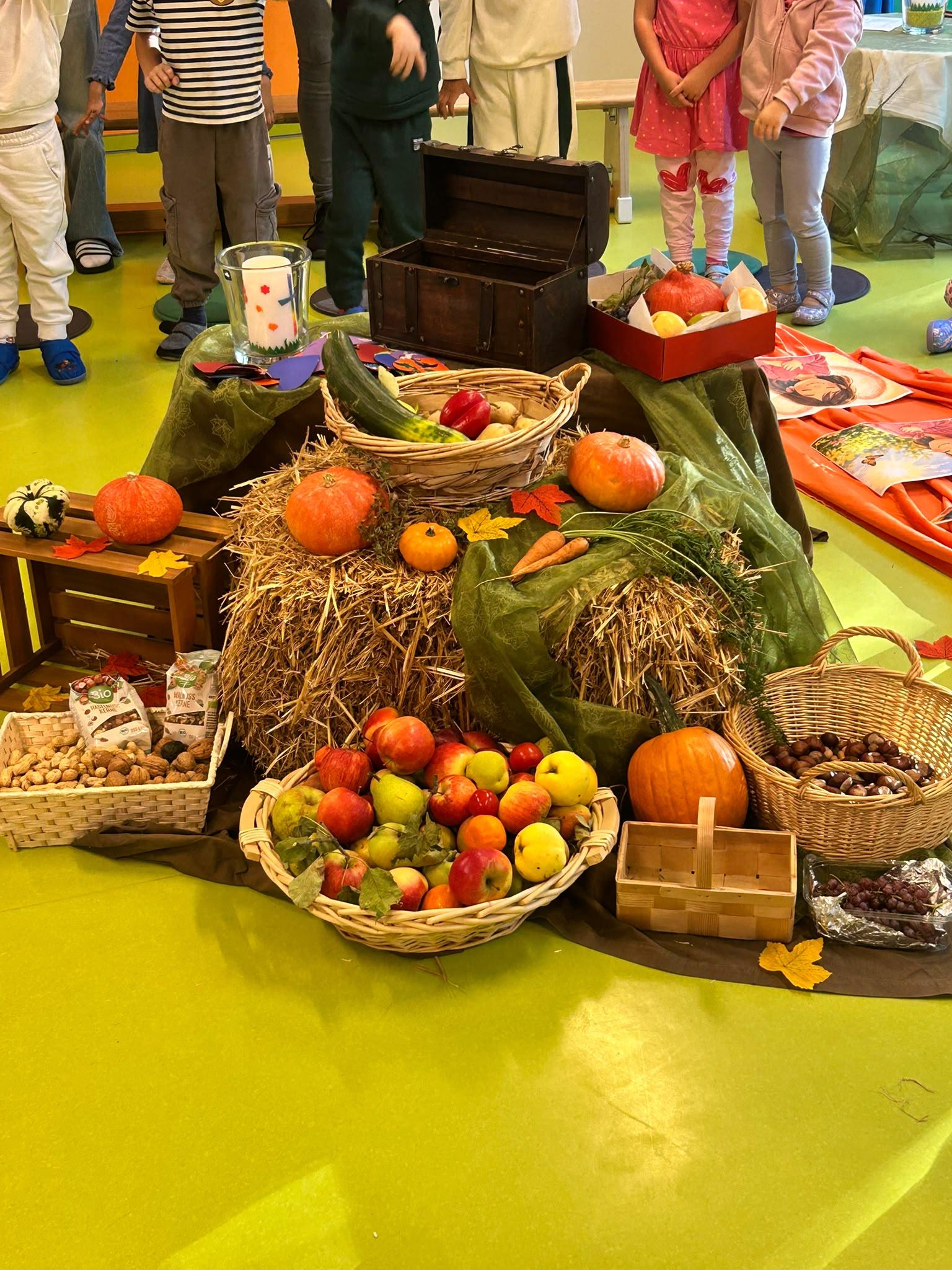 Der Erntealtar veranschaulichte den Kindern die Gaben, die die Natur uns im Herbst schenkt. (c) Katholische KiTa gGmbH Saarland Der Erntealtar veranschaulichte den Kindern die Gaben, die die Natur uns im Herbst schenkt.