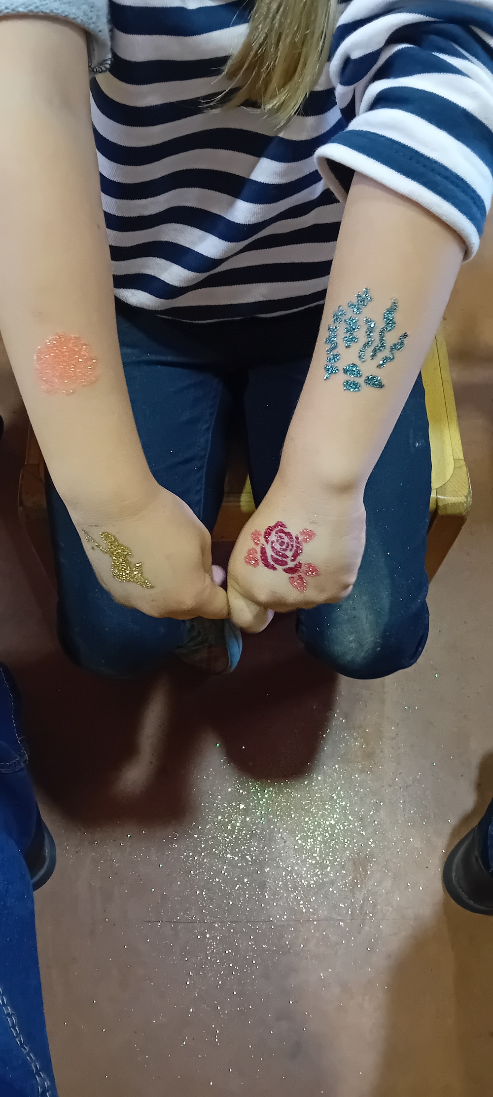 Die Glitzertattoos begeisterten die Kinder