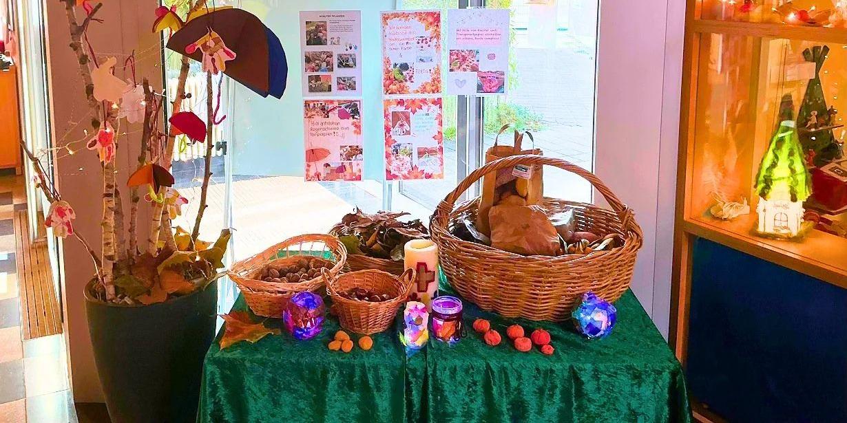 Der Erntedanktisch im Flur der Kita (c) Katholische KiTa gGmbH Saarland Der Erntedanktisch im Flur der Kita