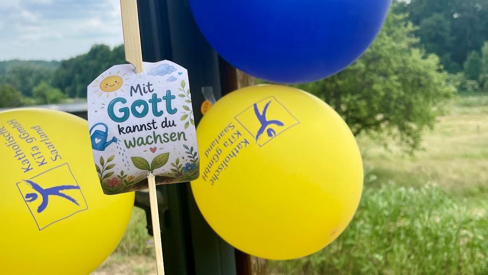 Die Kinder bepflanzten Blumentöpfe mit Wildblumensamen