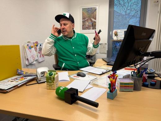 Freaky Jörn bei seiner neuen Arbeit als Standortleitung der Kita