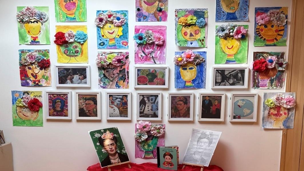 Die Bilder wurden im Flur der Kita ausgestellt