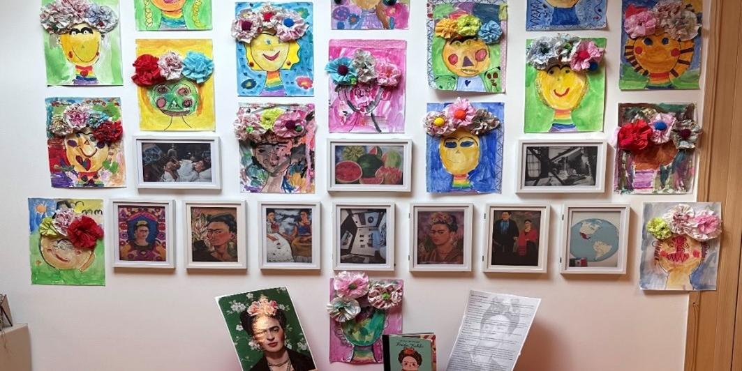 Die Bilder wurden im Flur der Kita ausgestellt