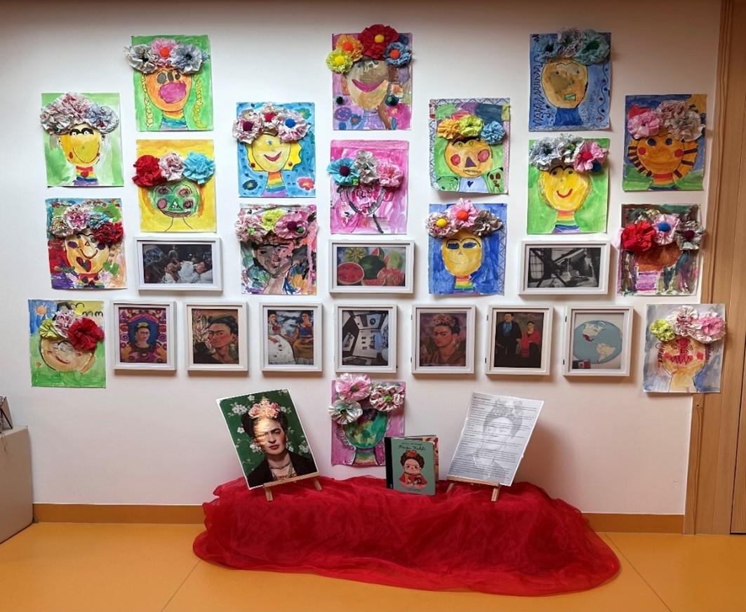 Die Bilder wurden im Flur der Kita ausgestellt