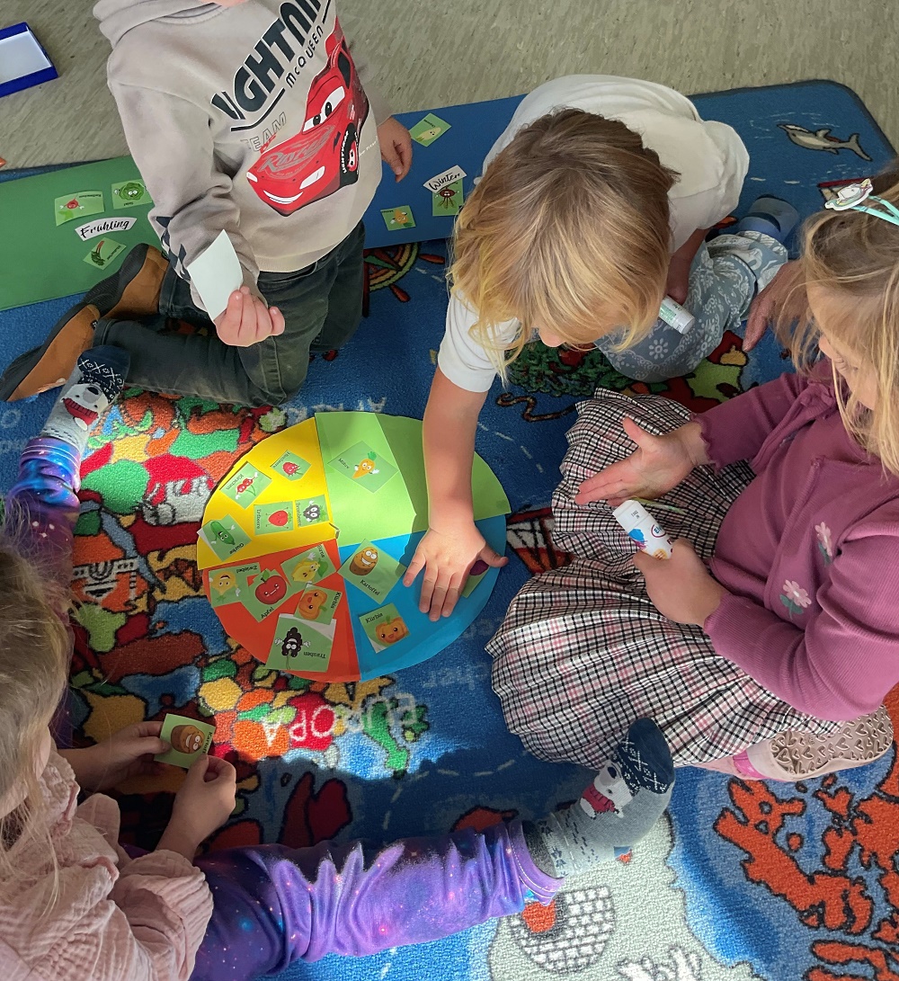 Die Kinder basteln Saisonkalender