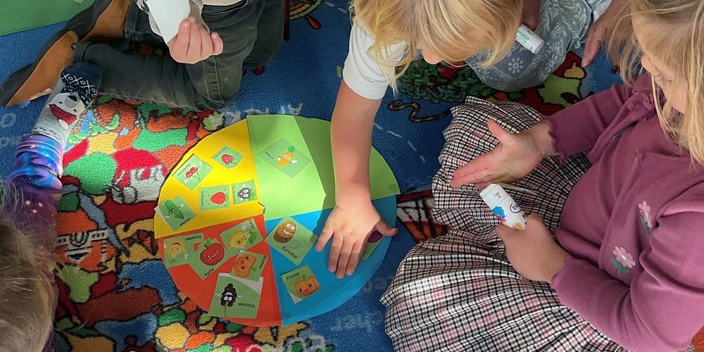 Die Kinder basteln Saisonkalender