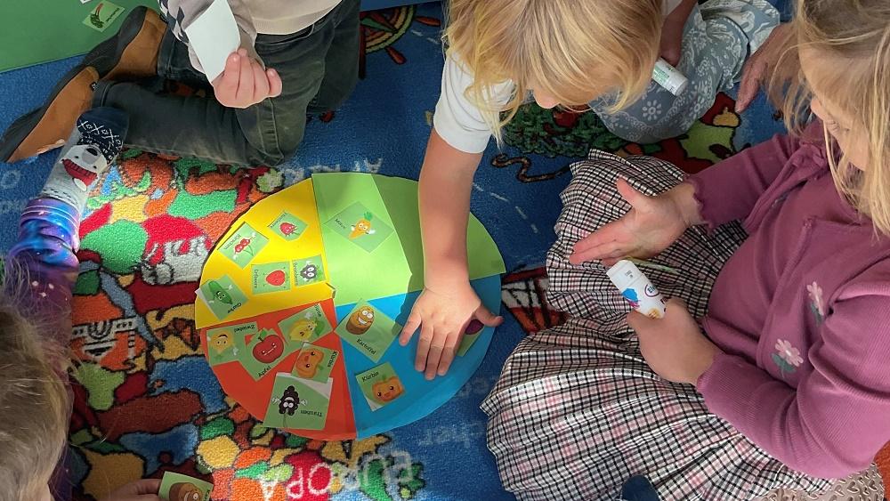 Die Kinder basteln Saisonkalender