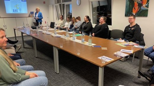 In großer Runde stellte Frau Speicher das Konzept vor