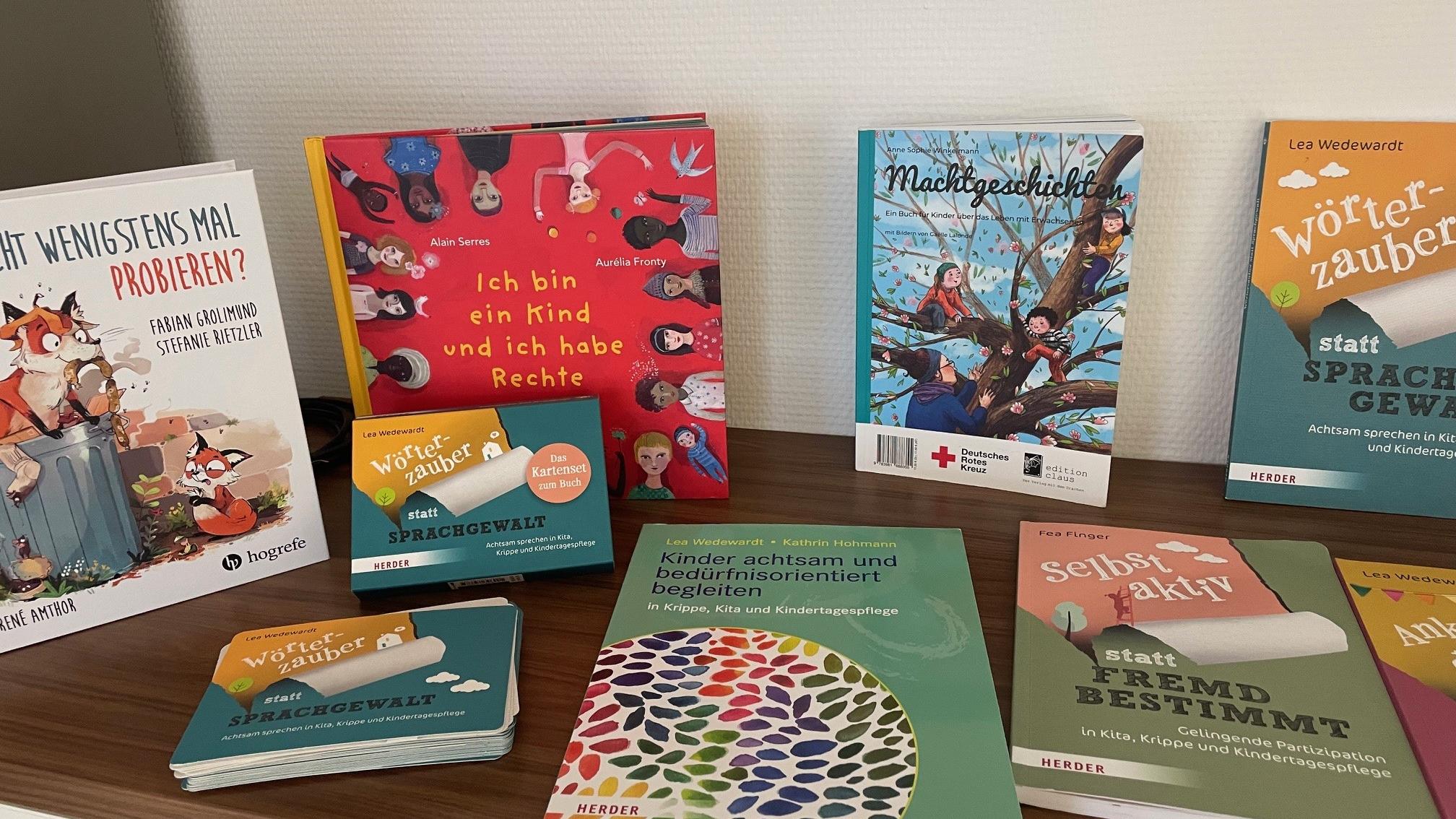 Eine große Auswahl an Büchern und Infomaterial stand für die Teilnehmer bereit