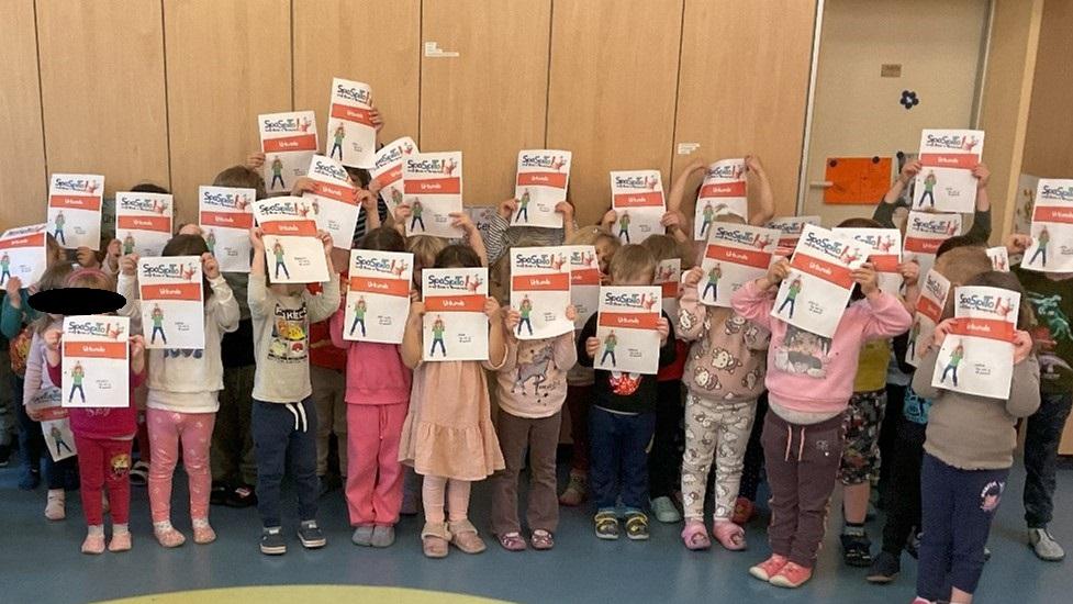 Die Kinder präsentieren stolz ihre Urkunden