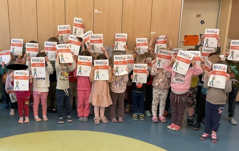 Die Kinder präsentieren stolz ihre Urkunden