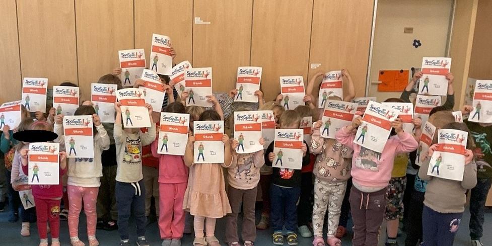 Die Kinder präsentieren stolz ihre Urkunden (c) Katholische KiTa gGmbH Saarland Die Kinder präsentieren stolz ihre Urkunden